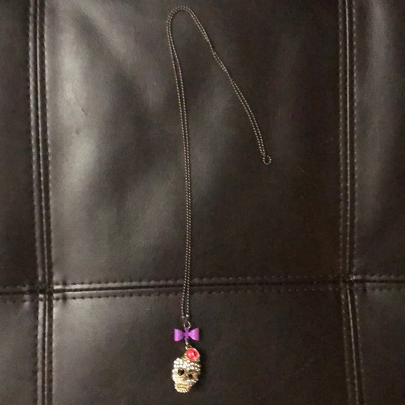 ⭐️Skull & Bow Necklace - Picture 5 of 6